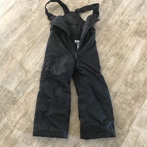 Columbia kids ski bib in black. Size 4/5